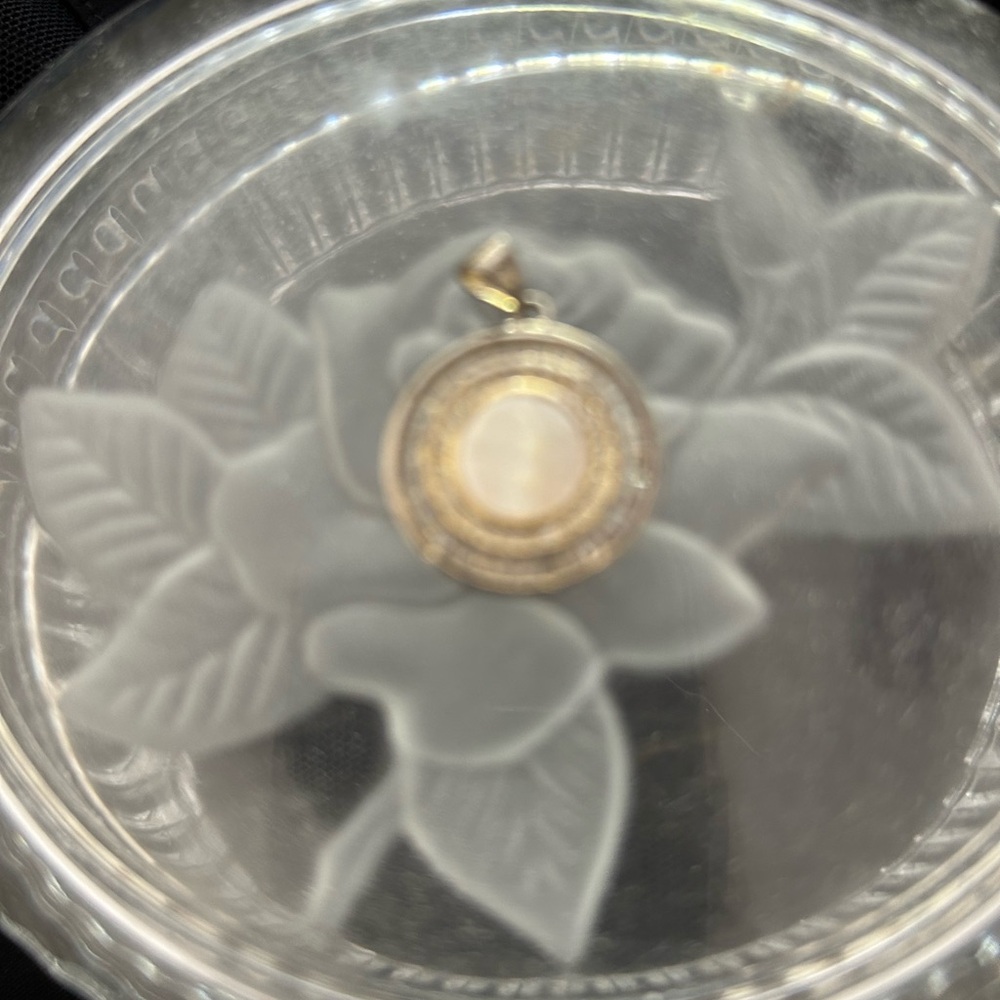 Source Unknown Elegant Gold and Cream Necklace